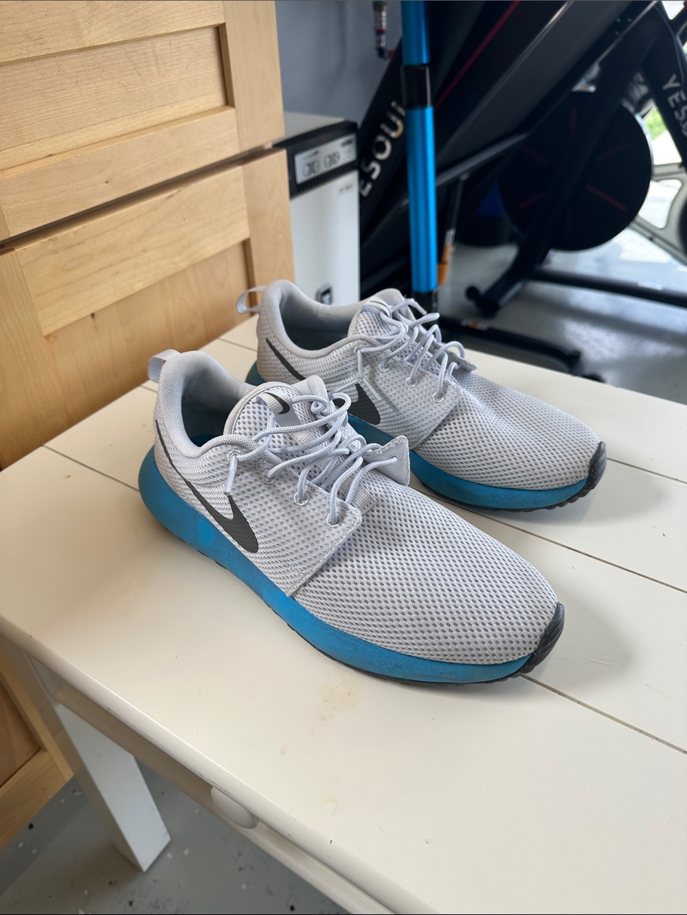 Nike Men's Light Gray and Blue Athletic Sneakers with Black Swoosh